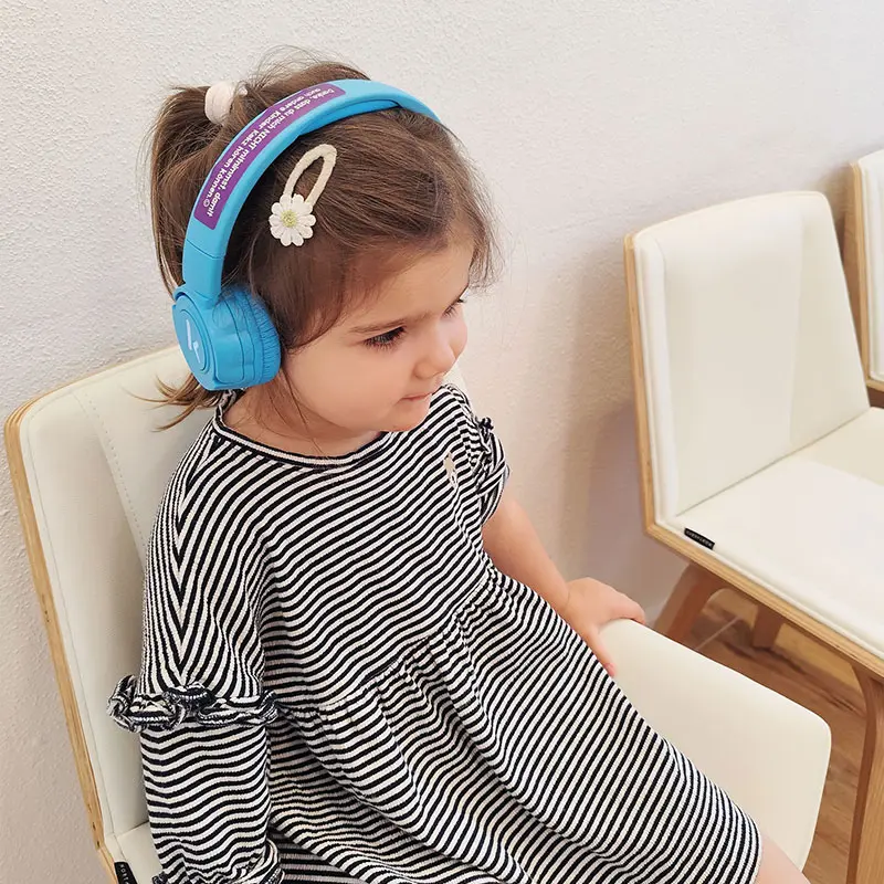 Kinderzahnarzt Taufkirchen - Mädchen mit Kekzkopfhörer