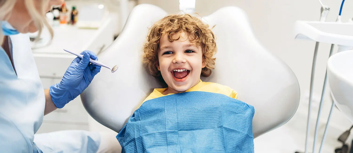 Kinderzahnarzt-Ebersberg-Titel Kinderzahnarzt Ebersberg - Zahnkonzept Junge sitzt auf Zahnarztstuhl