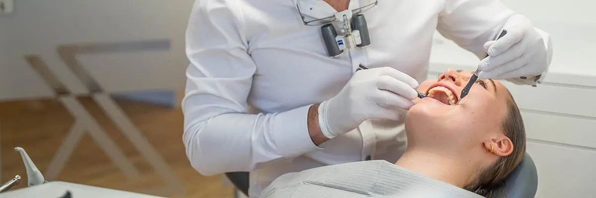Zahnarzt Höhenkirchen-Siegertsbrunn - Behandlung Frau Zahnarzt