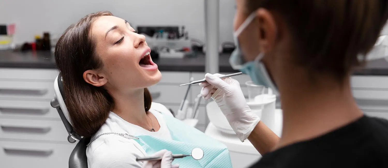 Zahnarzt-Feldkirchen-Westerham-head Zahnarzt Feldkirchen-Westerham Behandlung Frau Zahnarztstuhl