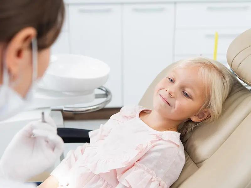 Zahnarzt Feldkirchen-Westerham Kind auf Zahnarztstuhl
