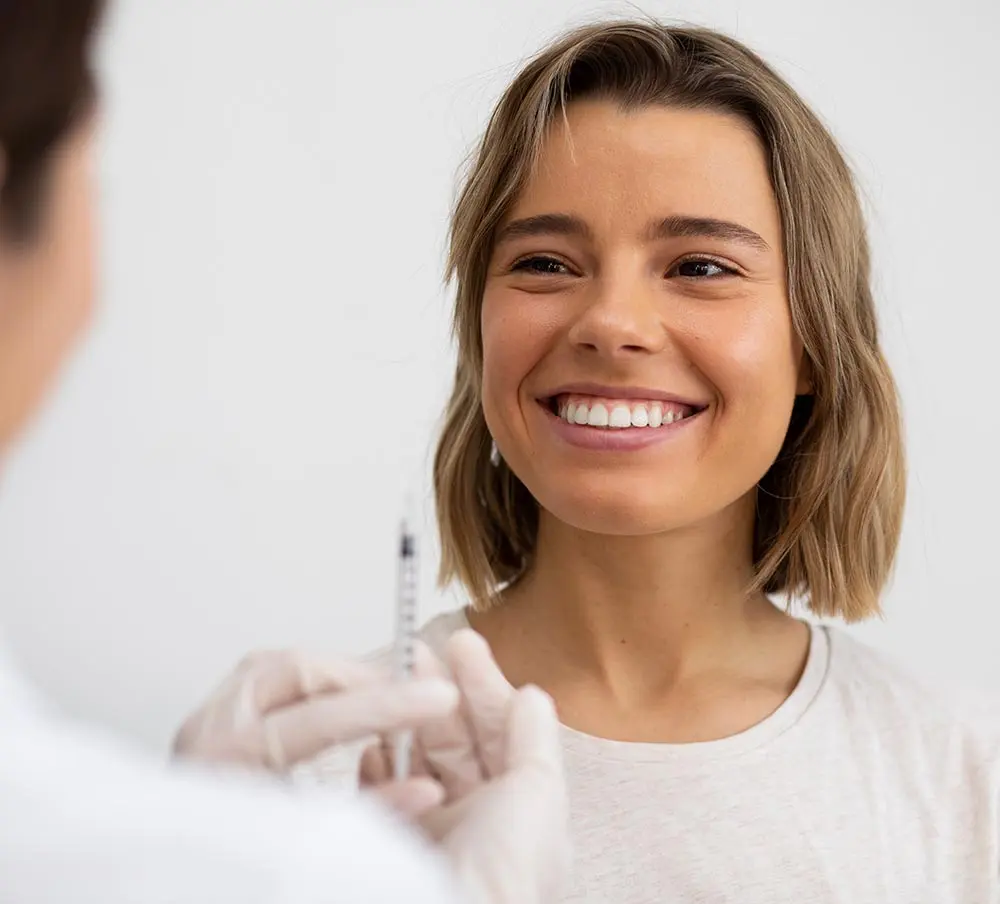 Botox Zähneknirschen CMD Ästhetische Optimierung - Frau lächelt vor Botoxbehandlung
