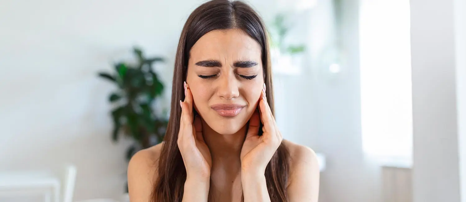 Botox Zähneknirschen CMD - Frau hat Schmerzen am Kiefer